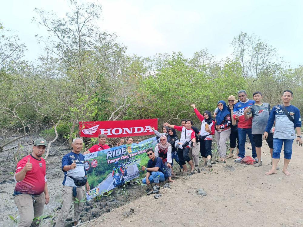 Bantuan Dampak Badai Banjir Pesisir, Rider Honda Tanam Mangrove