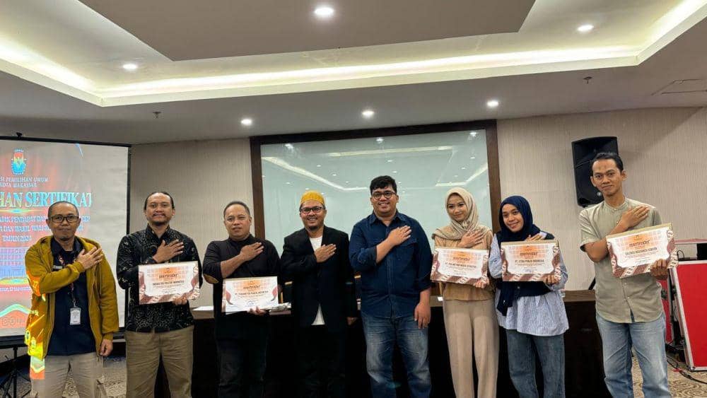 KPU Makassar menyerahkan sertifikat kepada lima lembaga survei untuk hitung cepat Pilkada Makassar 2024. (Dok. Istimewa)