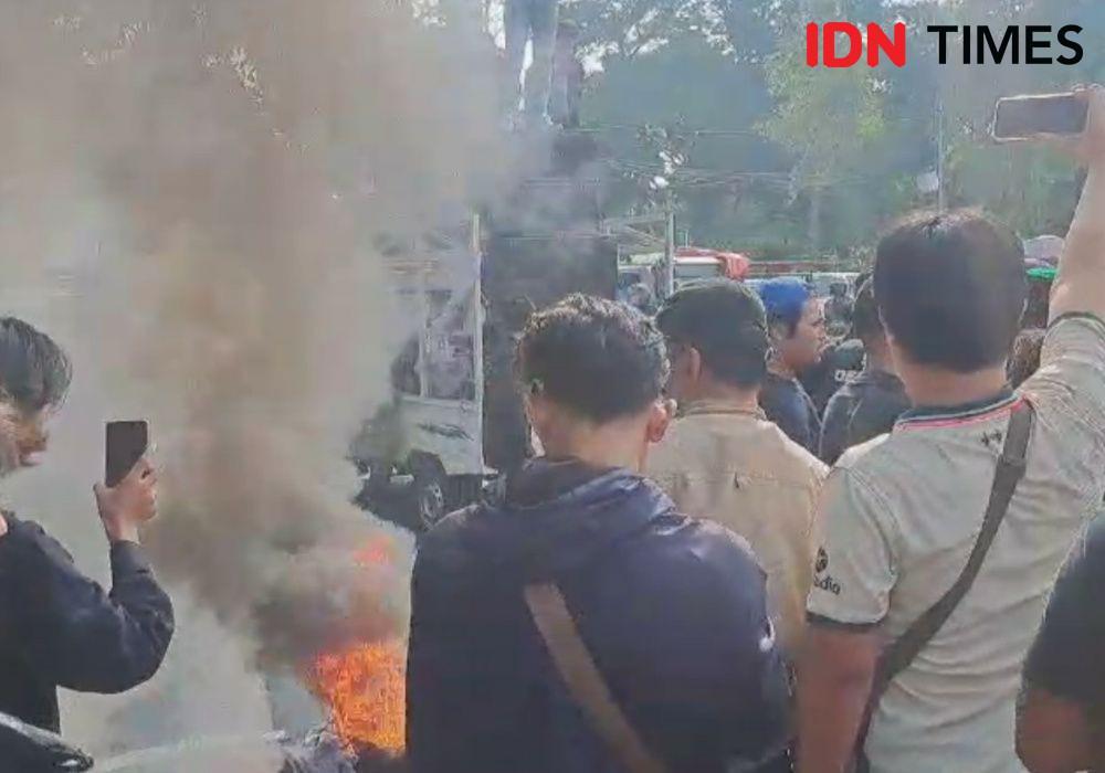 HMI Jatim Demo Soal Netralitas ASN sempat Ricuh dan Bakar Ban