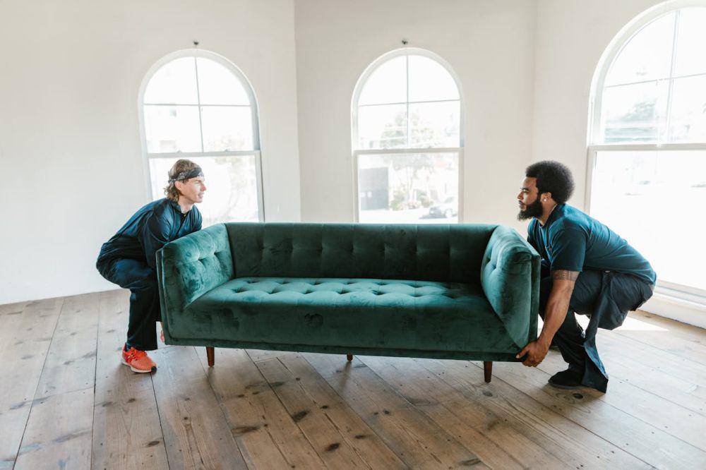 ilustrasi dua orang sedang memindahkan furnitur(Pexels.com/RDNE Stock project)