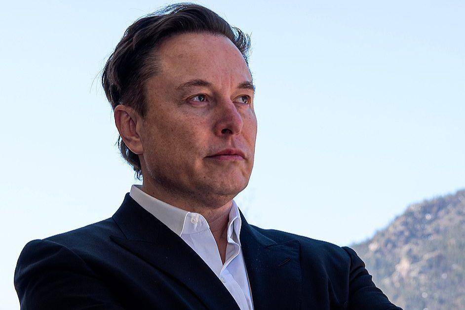 Kepala Eksekutif Tesla Inc. Elon Musk tiba di luar Arnold Hall untuk menjadi pembicara di Akademi Angkatan Udara AS di Colorado Springs, Colorado, pada 2022. (commons.wikimedia.org/Foto Angkatan Udara AS oleh Trevor Cokley)