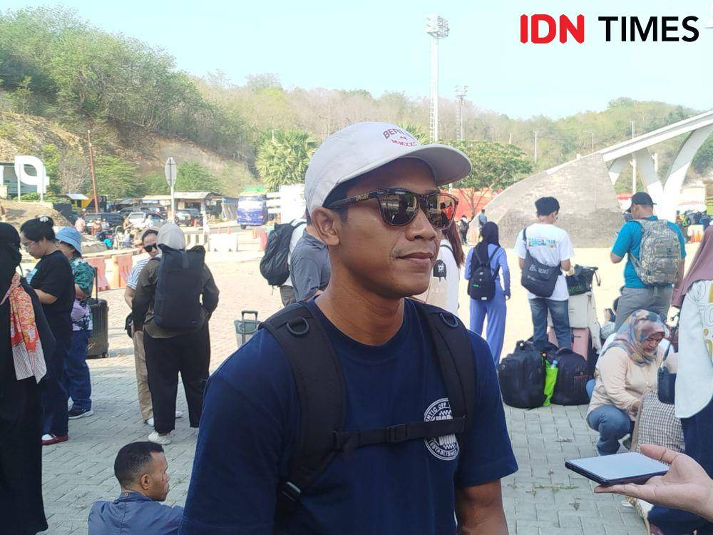 Wisatawan Labuan Bajo yang harus menggunakan jalur laut untuk kembali akibat erupsi Gunung Lewotobi Laki-Laki (IDN Times / Sandy Firdaus)