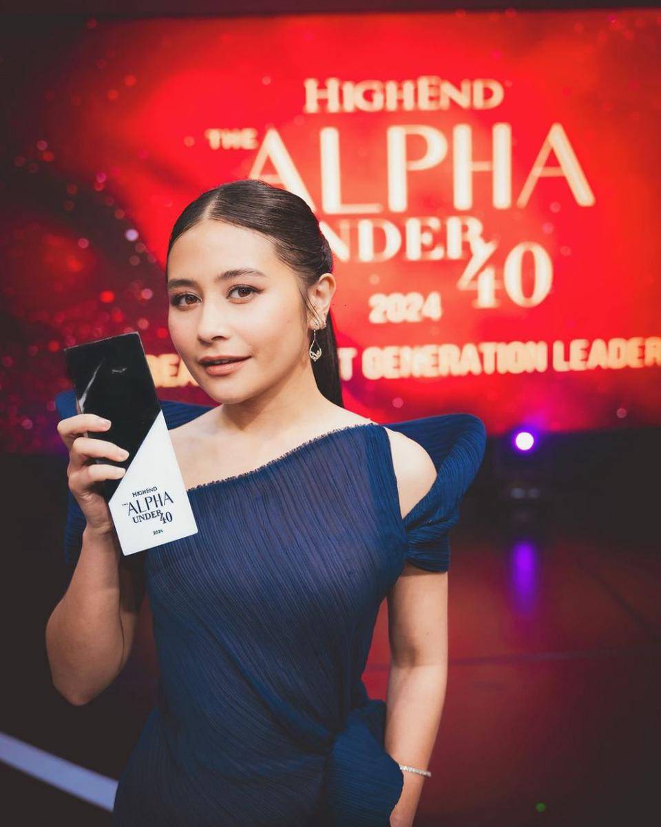 Prilly dapat penghargaan The Alpha Under 40. (instagram.com/prillylatuconsina96)