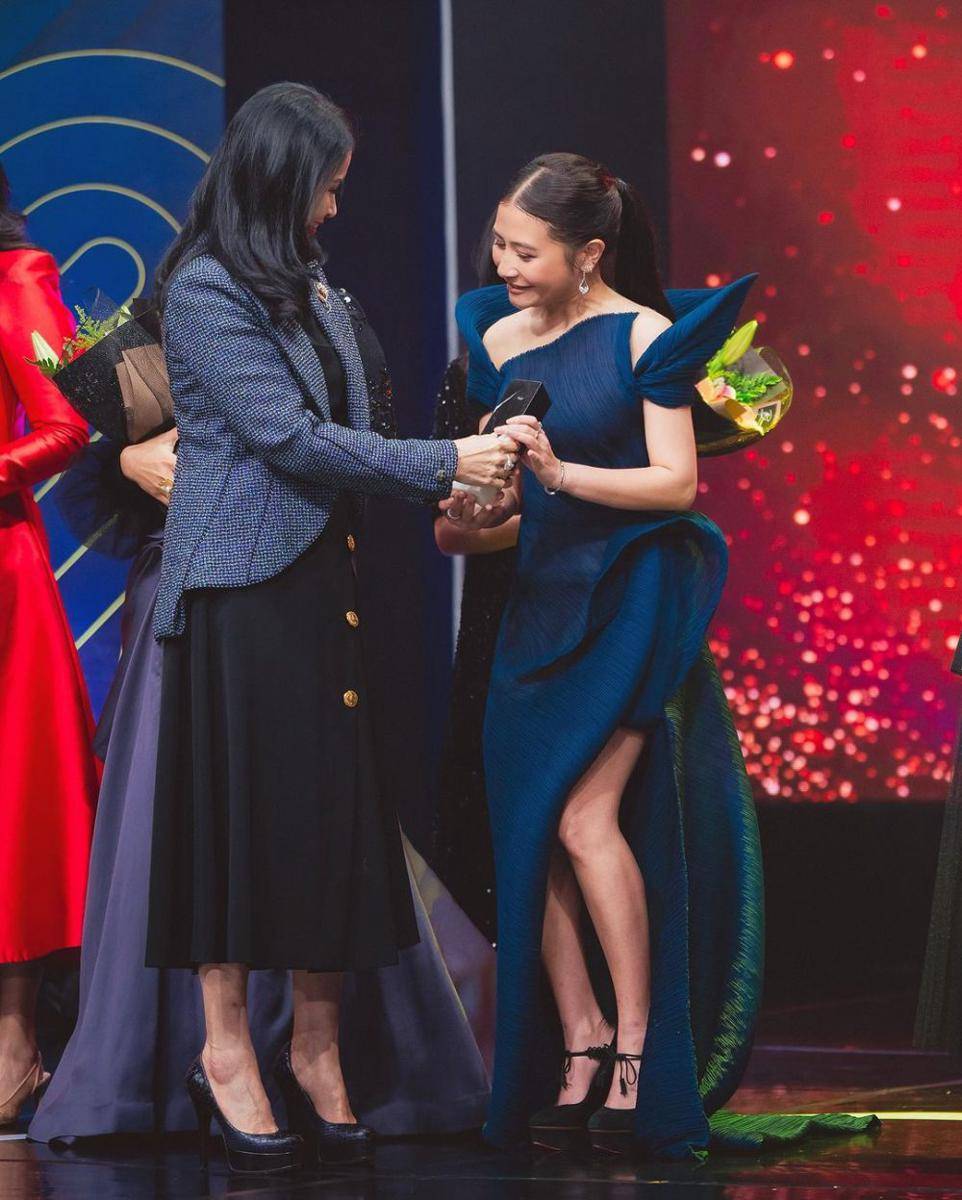 Prilly dapat penghargaan The Alpha Under 40. (instagram.com/prillylatuconsina96)
