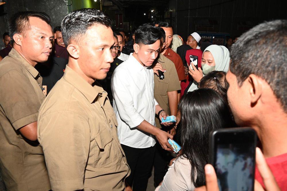 Saat Gibran Menyusuri Lorong-Bagikan Susu di Makassar