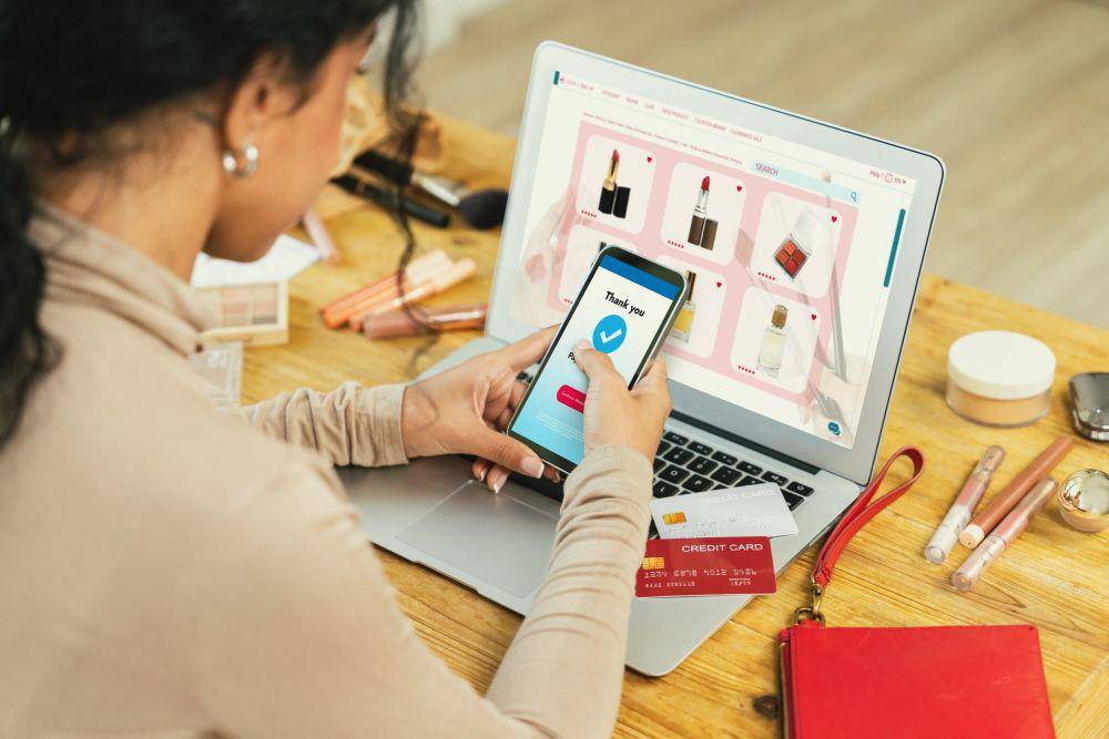 Ilustrasi perempuan sedang belanja online (123rf.com/pitinan)