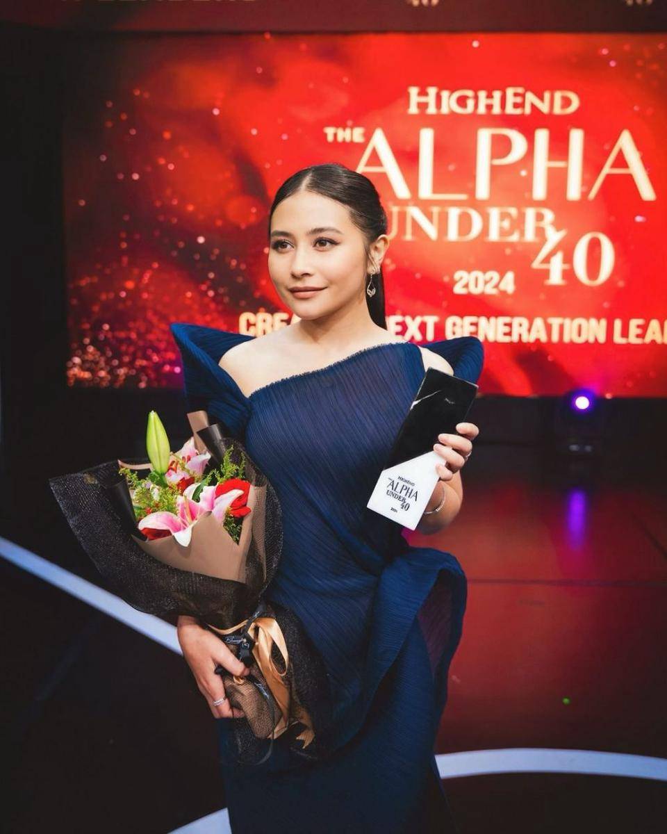 Prilly dapat penghargaan The Alpha Under 40. (instagram.com/prillylatuconsina96)