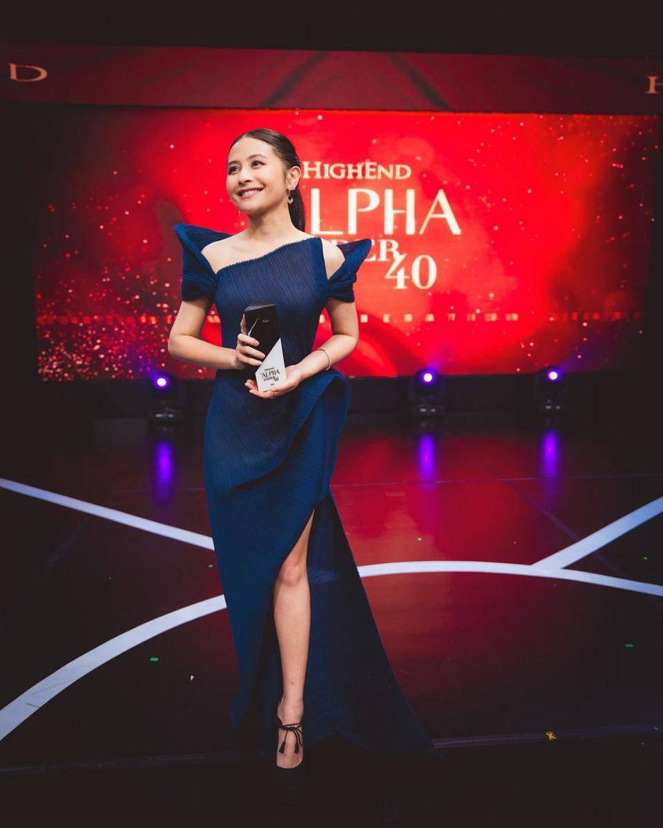 Prilly dapat penghargaan The Alpha Under 40. (instagram.com/prillylatuconsina96)