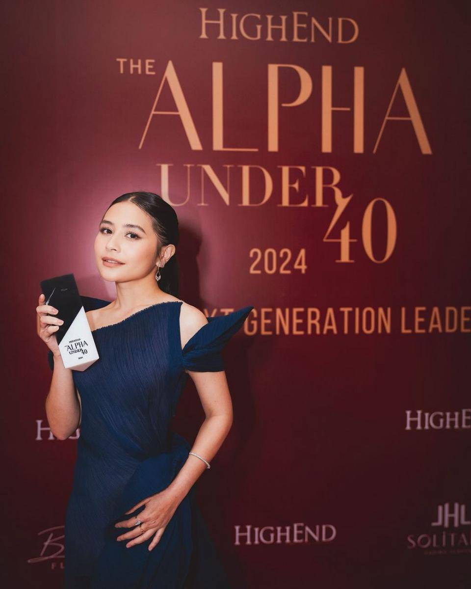 Prilly dapat penghargaan The Alpha Under 40. (instagram.com/prillylatuconsina96)