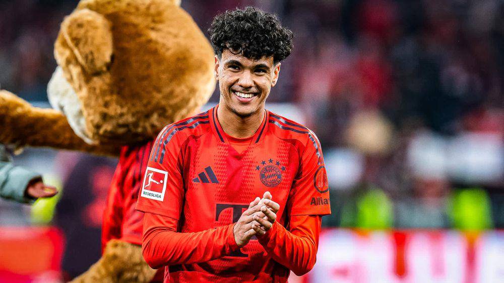 Adam Aznou (fcbayern.com)