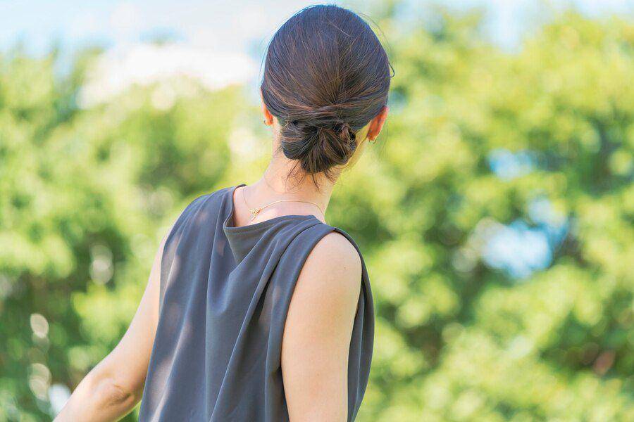 Ilustrasi kombinasi sleeveless dan low hair bun. (freepik.com/user18755897)
