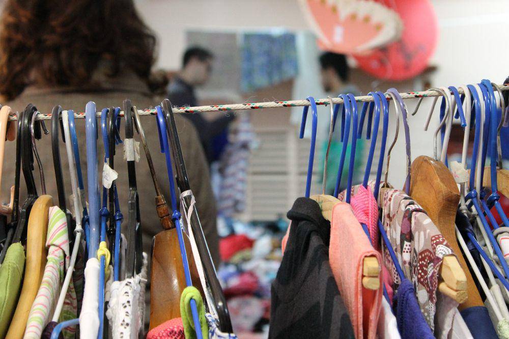Baju di thrift store (Foto oleh Livoca di Pixabay)