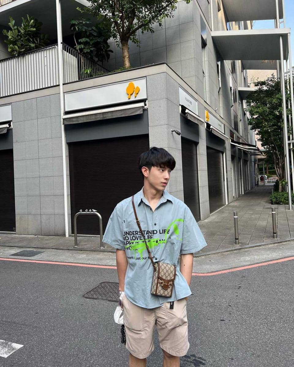 mix and match kemeja dan celana pendek ala Kay Lertsittichai