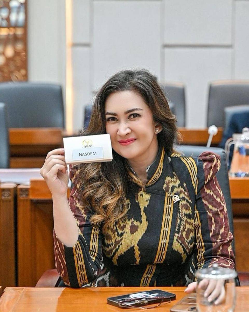 potret Nafa Urbach bergaya office look (instagram.com/nafaurbach)