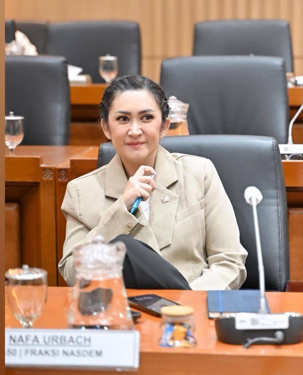 potret Nafa Urbach bergaya office look (instagram.com/nafaurbach)