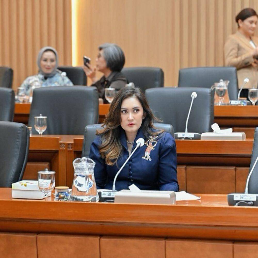 potret Nafa Urbach bergaya office look (instagram.com/nafaurbach)