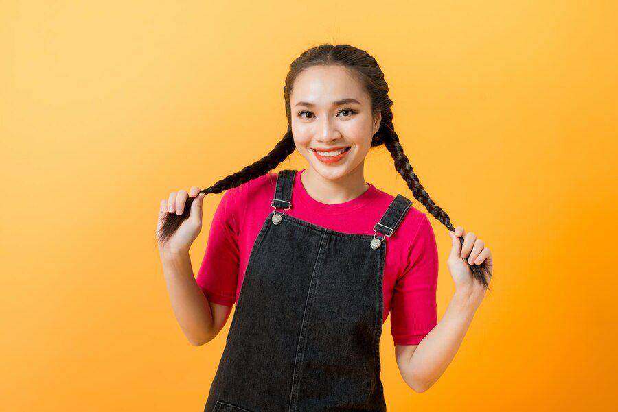 Ilustrasi kombinasi jumpsuit dan fishtail braid. (freepik.com/makistock)