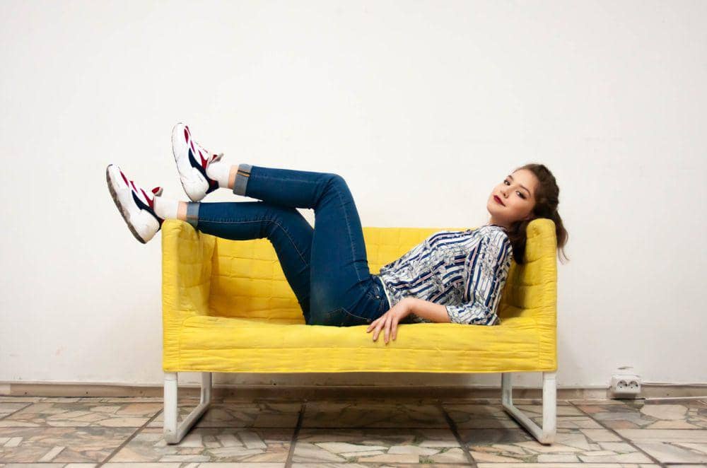 Ilustrasi sofa warna kuning. (Dok. Pixabay/kharkov_k)