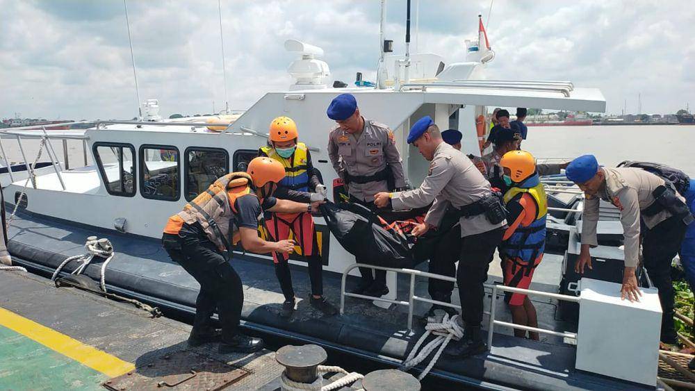 evakuasi korban kecelakaan di perairan Sungai Musi (Dok: SAR Palembang)