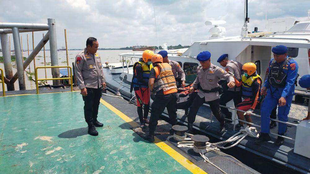 evakuasi korban kecelakaan di perairan Sungai Musi (Dok: SAR Palembang)