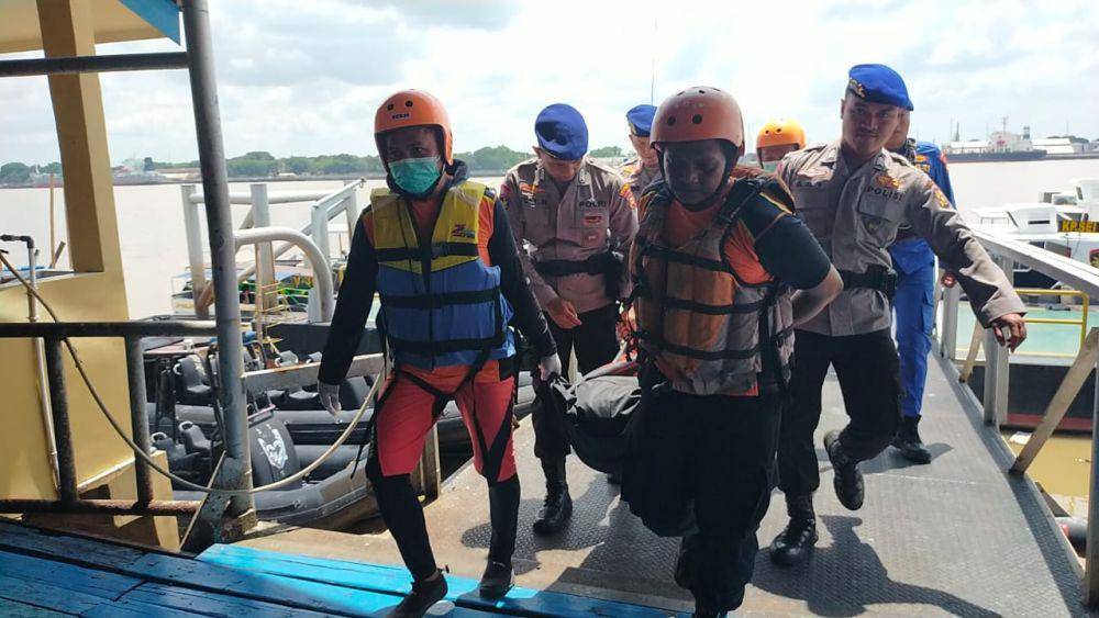 evakuasi korban kecelakaan di perairan Sungai Musi (Dok: SAR Palembang)