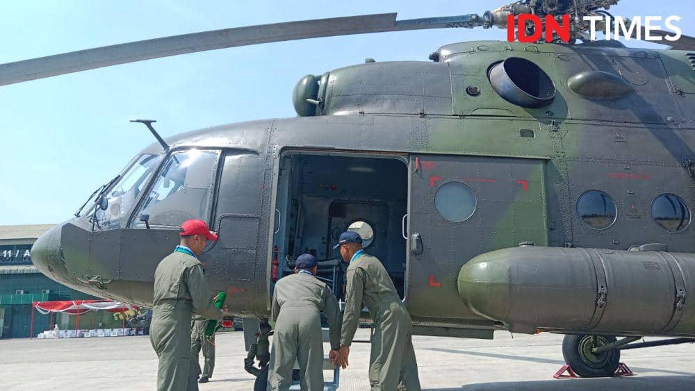 Tiga kru Heli MI-17 saat mengecek kondisi armadanya di Lanumad Ahmad Yani Semarang. (IDN Times/Fariz Fardianto)