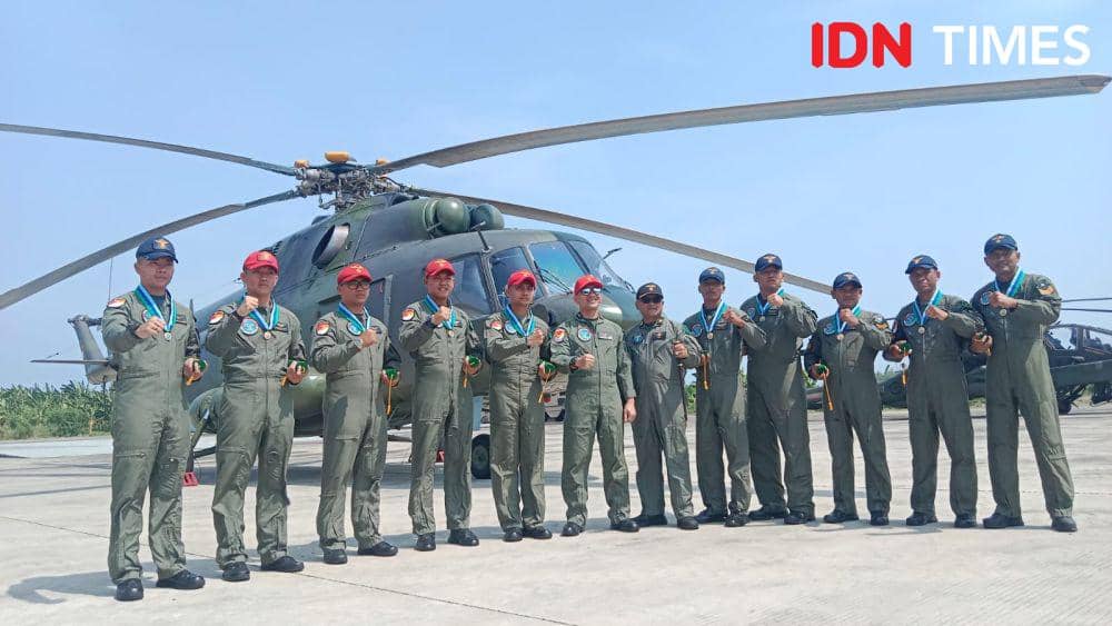 Sepuluh kru Skadron 13 AYC saat berpose di depan Heli MI-17. (IDN Times/Fariz Fardianto)