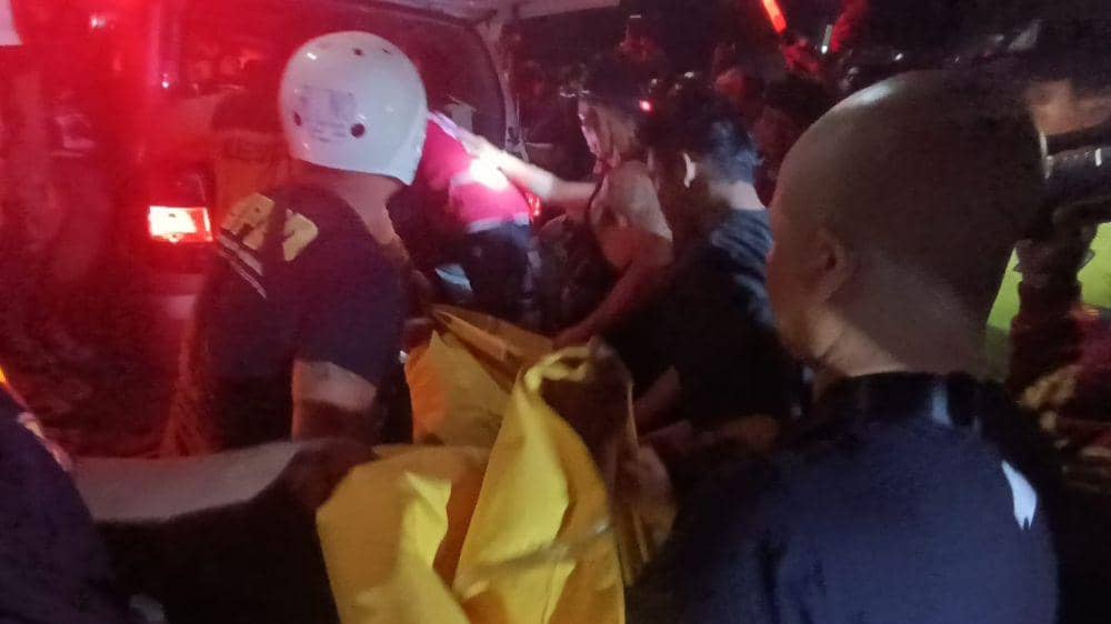 Evakuasi korban pohon tumbang di Gianyar. (Dok. IDN Times Bali/istimewa)