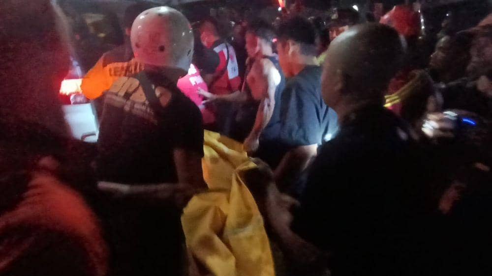 Pohon Tumbang Timpa Warung Lalapan di Gianyar, 1 Orang Tewas