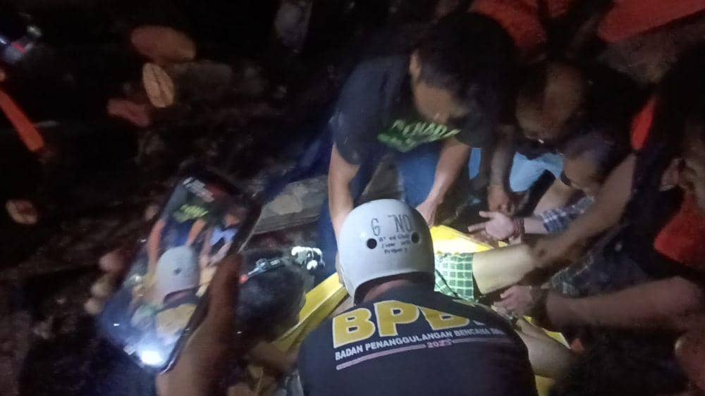 Evakuasi korban pohon tumbang di Gianyar. (Dok. IDN Times Bali/istimewa)
