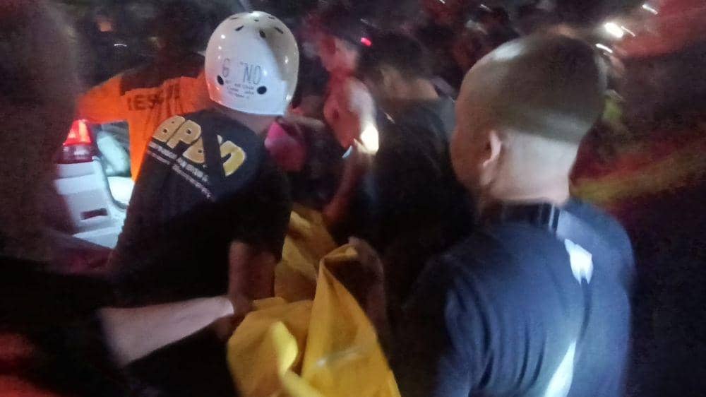 Evakuasi korban pohon tumbang di Gianyar. (Dok. IDN Times Bali/istimewa)