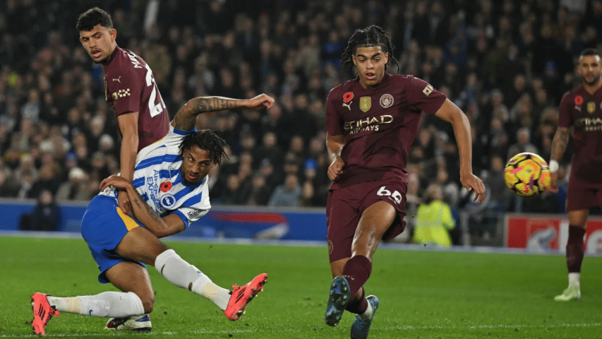 Jahmai Simpson-Pusey (kanan) berduel dengan Joao Pedro (kiri depan). (premierleague.com)