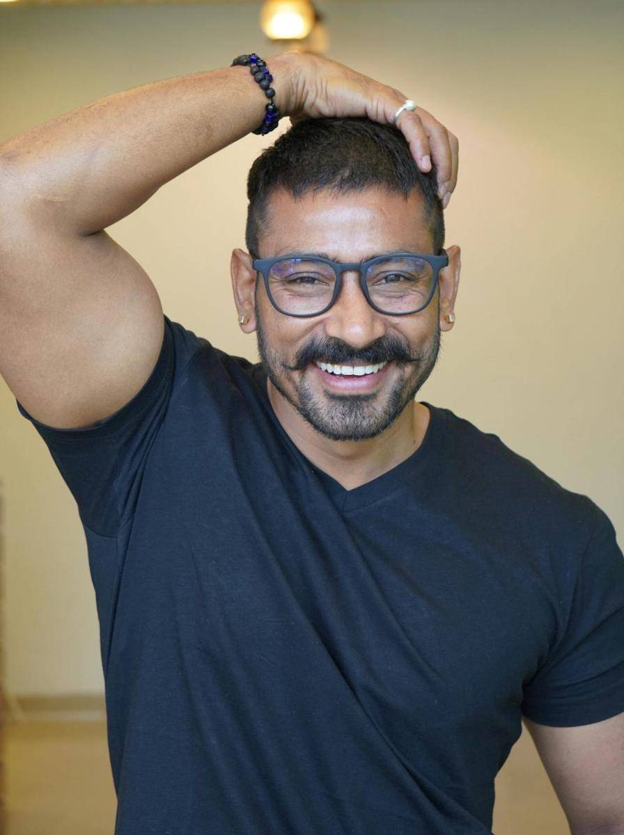 kaos warna navy (pexels.com/Abhishek Shekhawat)