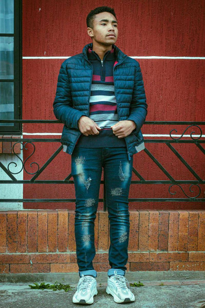 mix and match puffer jacket (pexels.com/Andrés Felipe Serpa Sánchez)