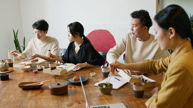 ilustrasi makan siang di kantor (pexels.com/Artem Podrez)