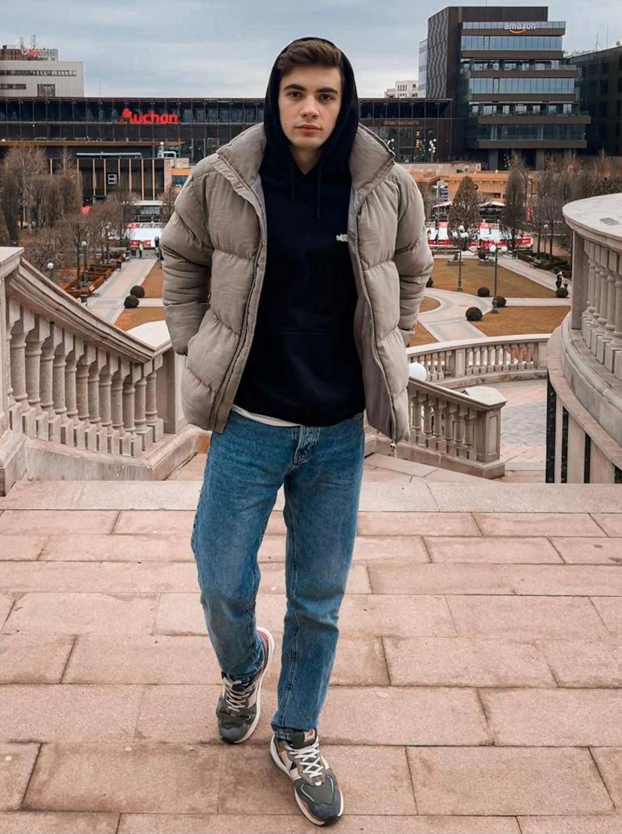 mix and match puffer jacket (pexels.com/Gabriel Plesca)