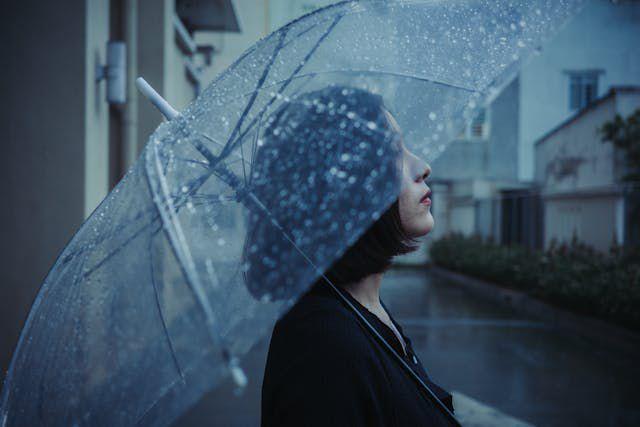 5 Ciri-Ciri Bahwa Kamu Seorang Pluviophile, Nyaman saat Hujan