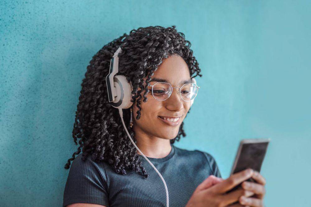 ilustrasi perempuan yang sedang membuat konten dengan musik populer (pexels.com/Andrea Piacquadio)