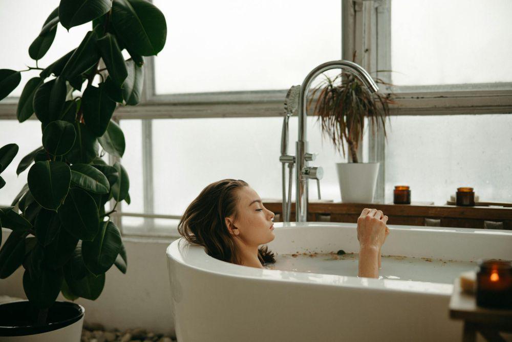 5 Inspirasi Kamar Mandi Berkonsep Alam, Bikin Mandi Makin Rileks!
