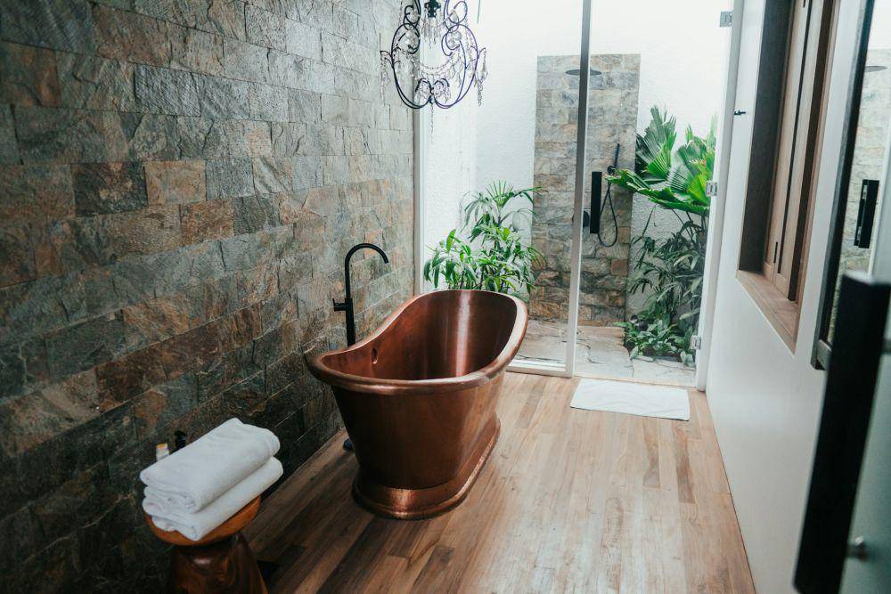 ilustrasi kamar mandi semi outdoor (unsplash.com/@shawnanggg)