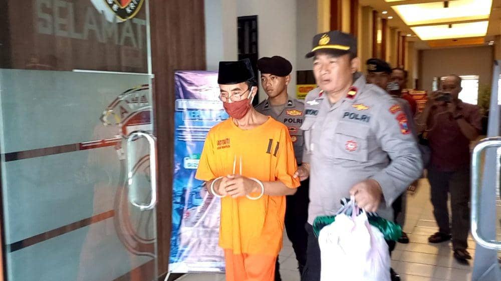Tersangka kyai cabul di Trenggalek saat dikeler Polisi. IDN Times/ istimewa