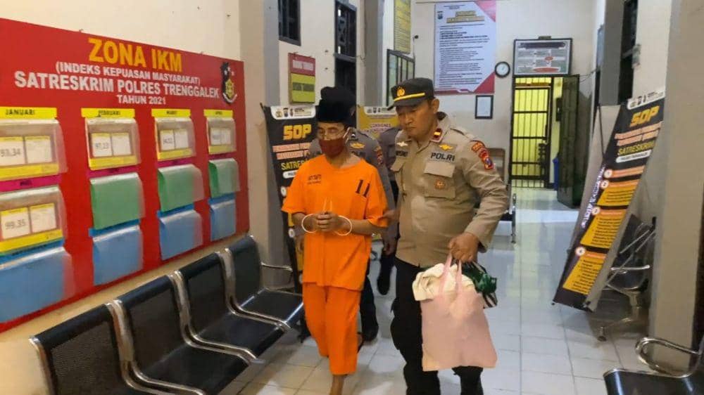 Tersangka kyai cabul di Trenggalek saat dikeler Polisi. IDN Times/ istimewa