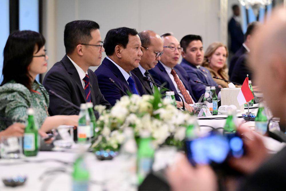 Presiden Republik Indonesia (RI) Prabowo Subianto didampingi oleh Menteri Investasi dan Hilirisasi/Kepala Badan Koordinasi Penanaman Modal (BKPM) Rosan Perkasa Roeslani menghadiri pertemuan eksklusif dengan anggota korporat dari USINDO (The United States-Indonesia Society) di Washington D.C., Amerika Serikat sore waktu setempat (11/11). (Dok. Kementerian Investasi dan Hilirisasi)