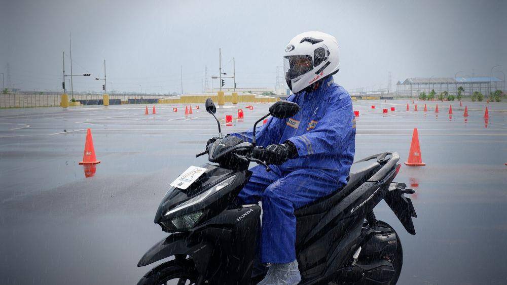 ilustrasi safety riding dan berkendara saat hujan (Dok. IDN Times)