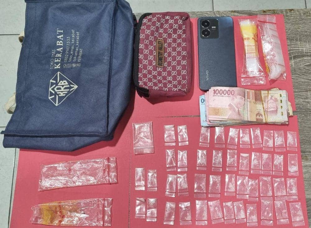 Barang bukti sabu dan uang tunai yang disita polisi. (Dok. Humas Polda Kaltim)