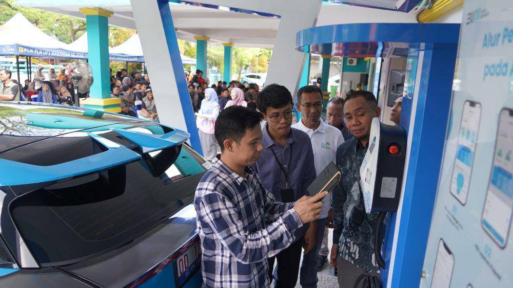 Manajemen PLN UID Sulselrabar saat meresmikan secara simbolis SPKLU PLN ULP Panakukkang Makassar. (Dok. Istimewa)