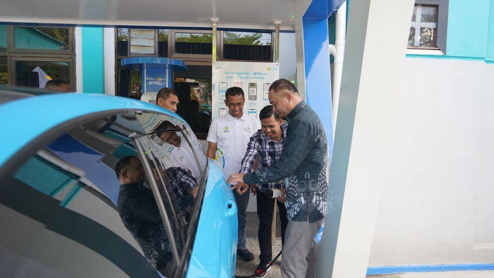 Manajemen PLN UID Sulselrabar saat meresmikan secara simbolis SPKLU PLN ULP Panakukkang Makassar. (Dok. Istimewa)