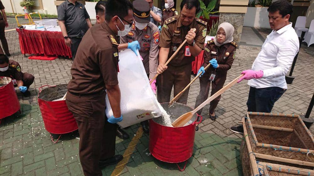 Petugas Kejari Tulungagung musnahkan ratusan ribu pil doubel L. IDN Times/ Bramanta Pamungkas