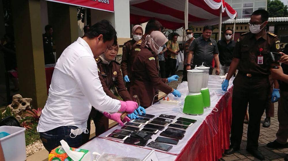 Petugas musnahkan barang bukti di Kejari Tulungagung. IDN Times/ Bramanta Pamungkas