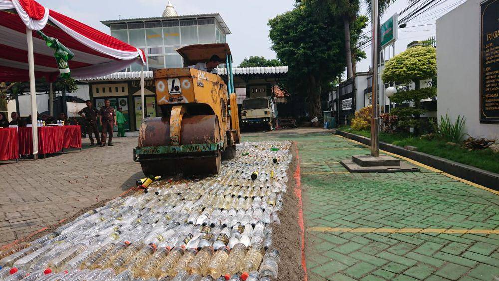 Miras dimusnahkan dengan dilindas alat berat. IDN Times/ Bramanta Pamungkas